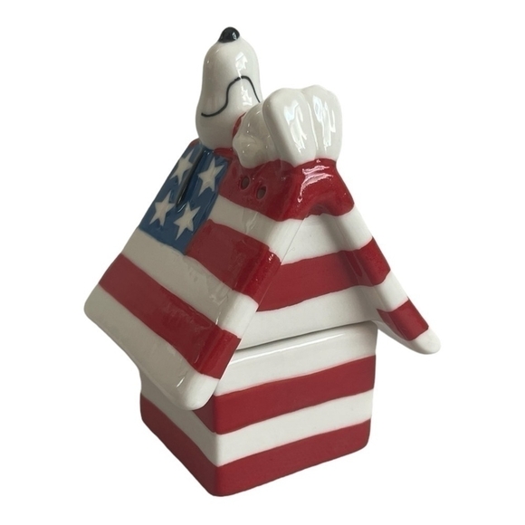 NIB Vintage Peanuts Snoopy Shakers Patriotic Doghouse Salt & Pepper Shaker Set - Picture 3 of 9